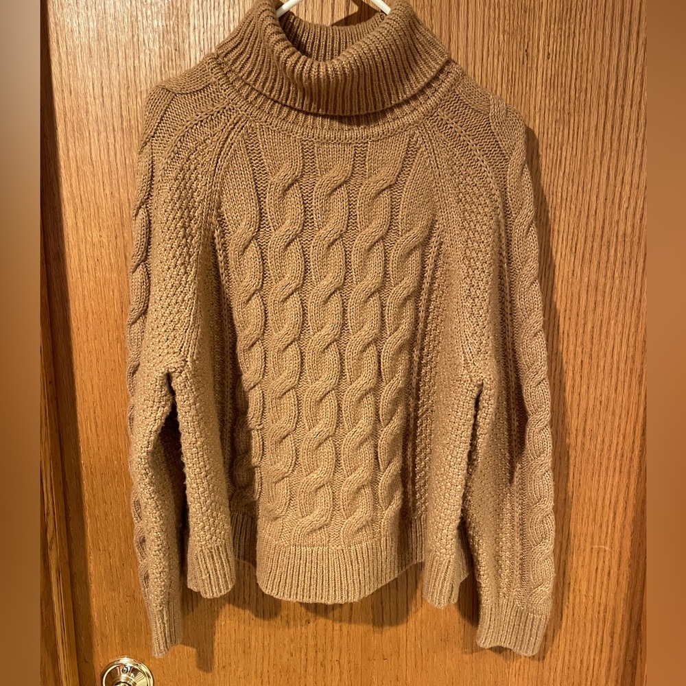 GAP Cable-knit sweater. Turtleneck. Cowl neck.